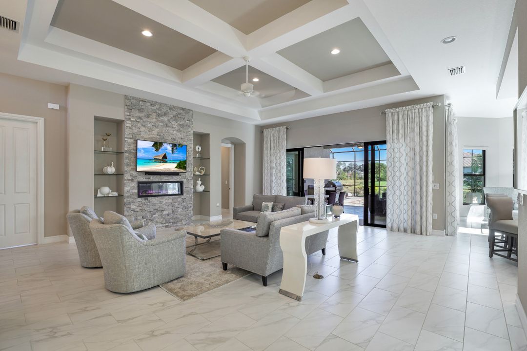 7247 Lantana Cir, Naples, FL 34119