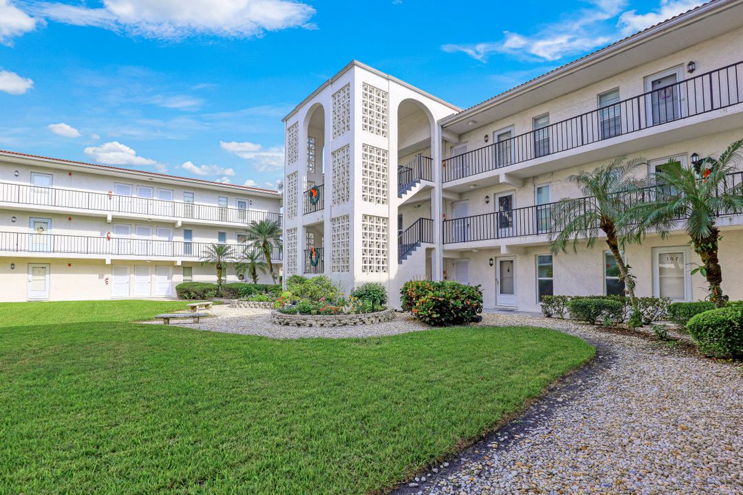 53 High Point Cir W #107, Naples, FL 34103