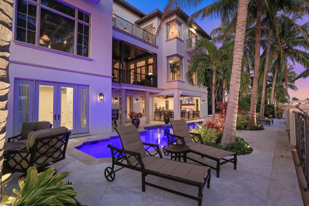 172 Seabreeze Ave, Naples, FL 34108