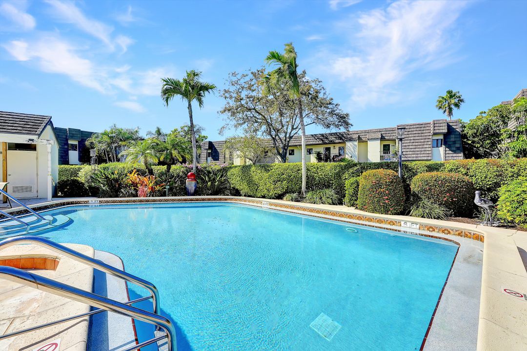 1617 Spoonbill Ln, Naples, FL 34105