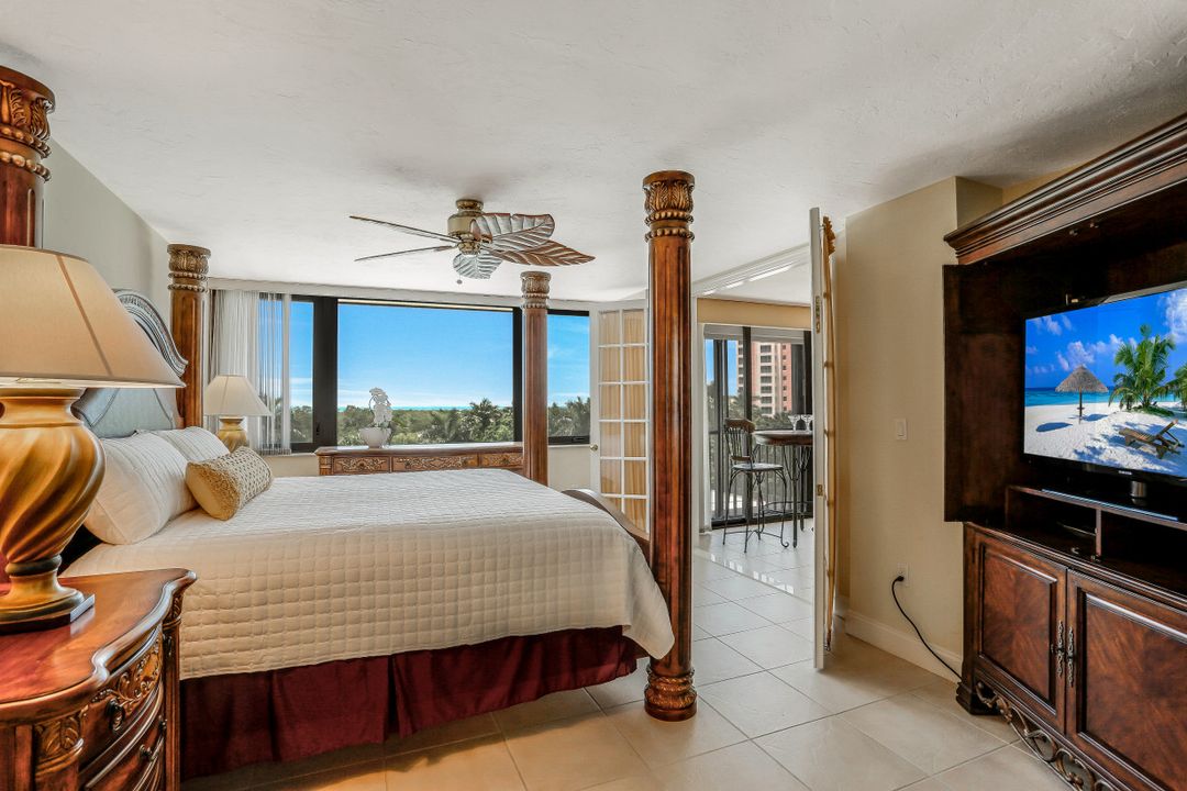 5601 Turtle Bay Dr #302, Naples, FL 34108