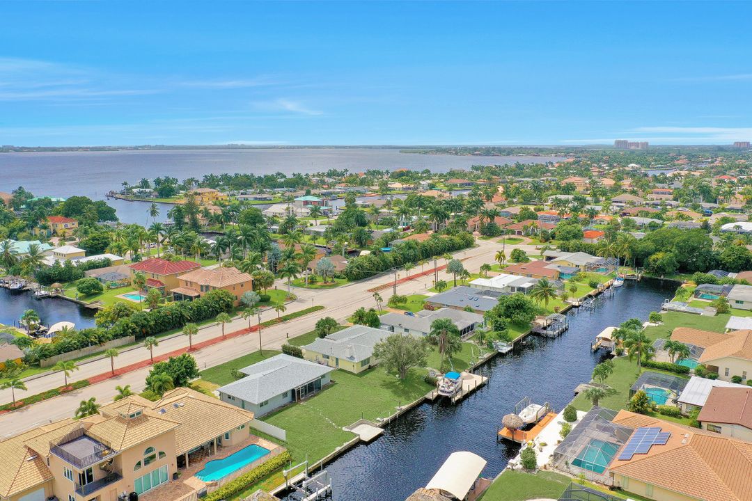 825 Lucerne Pkwy, Cape Coral, FL 33904