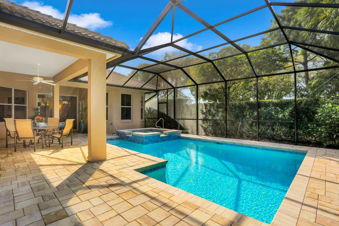 6615 Chestnut Cir, Naples, FL 34109