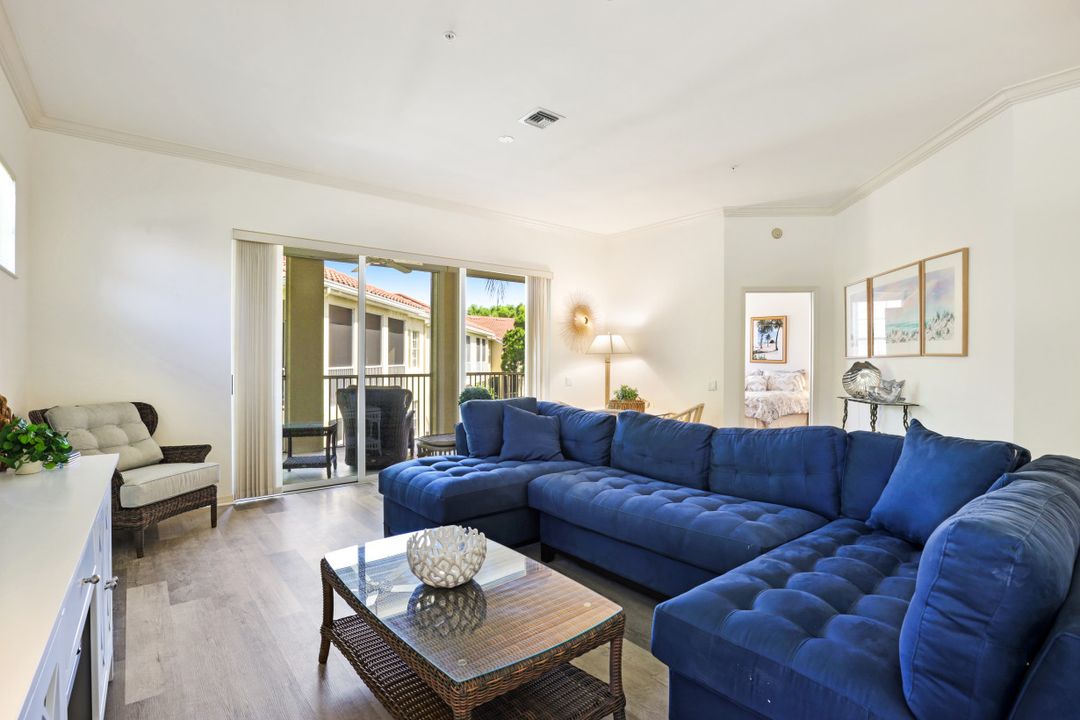 600 Lambiance Cir, Naples, FL 34108