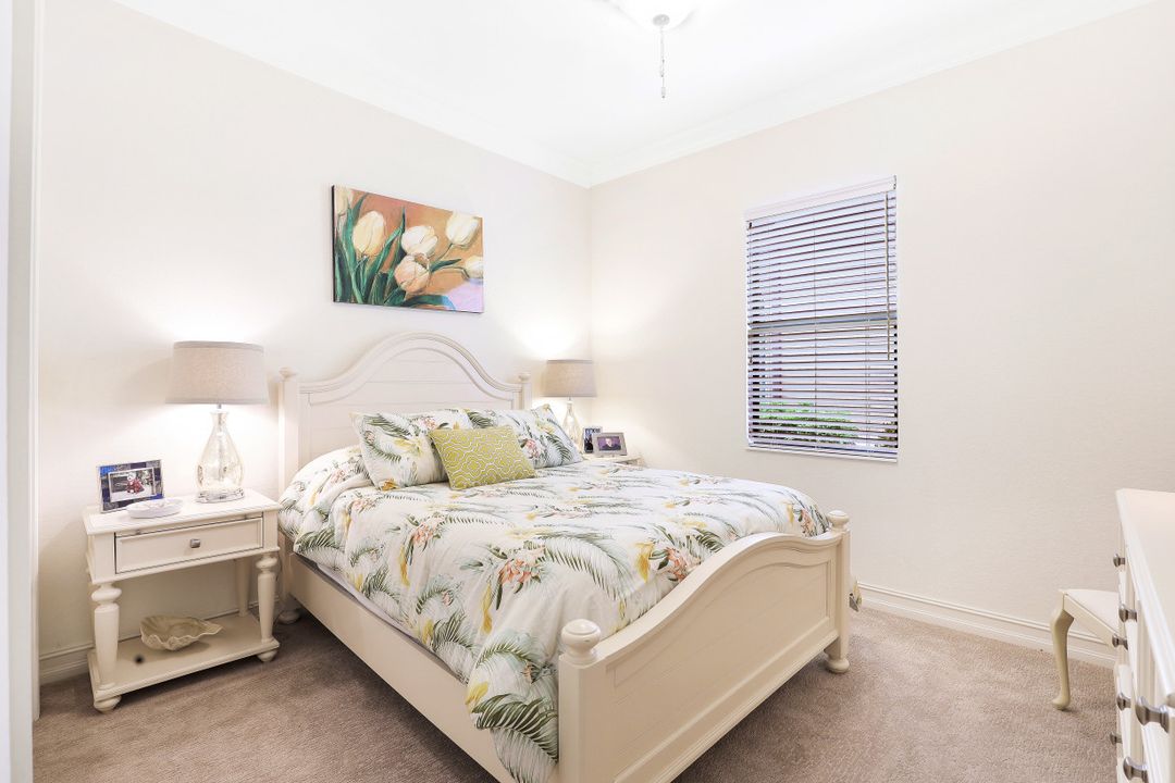 7327 Lantana Cir, Naples, FL 34119