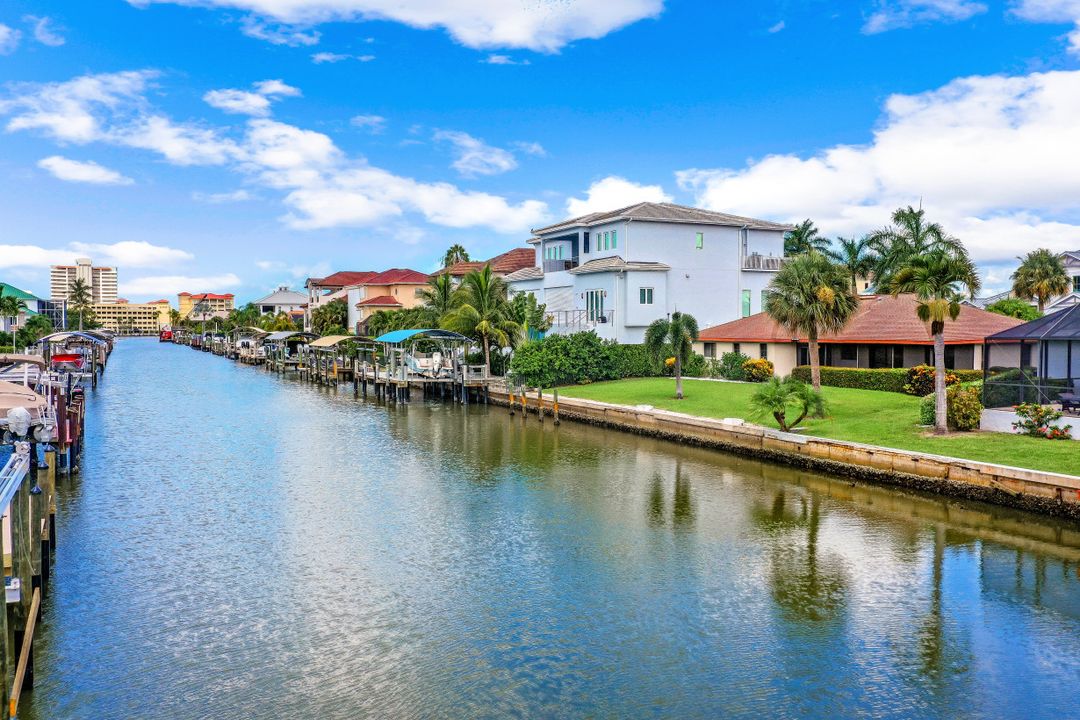 466 Tradewinds Ave, Naples, FL 34108