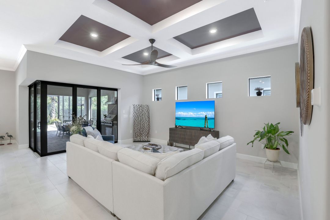 9383 Greyhawk Trl, Naples, FL 34120