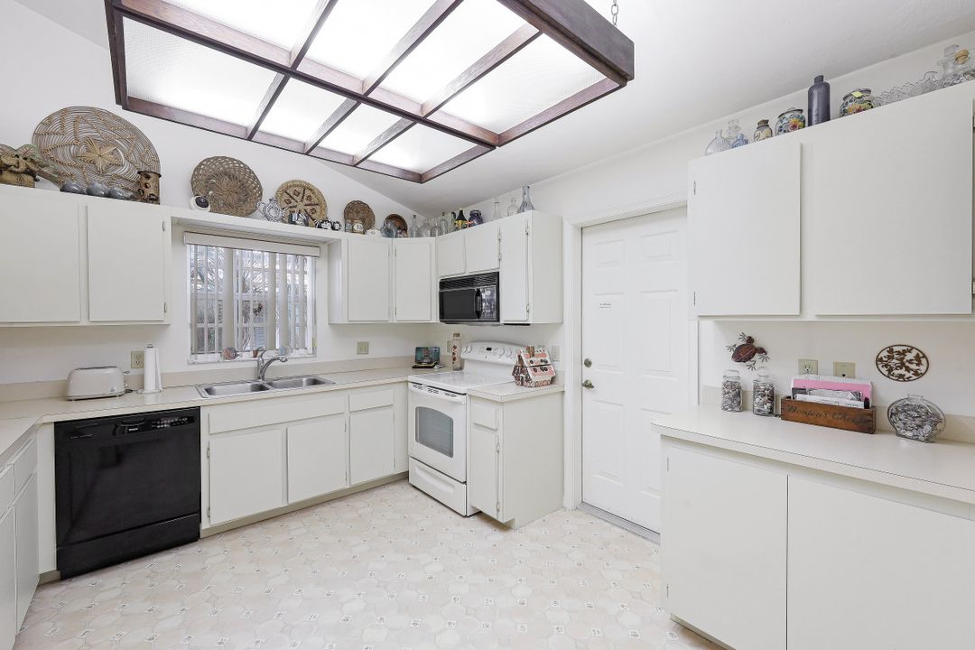 812 102nd Ave N, Naples, FL 34108