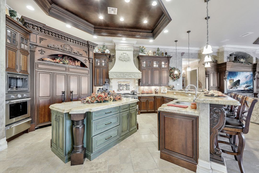 6411 Highcroft Dr, Naples, FL 34119