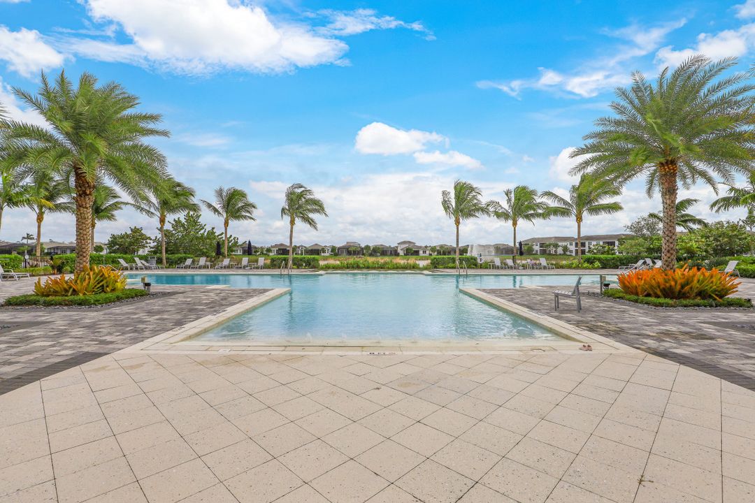 9003 Redonda Dr, Naples, FL 34114