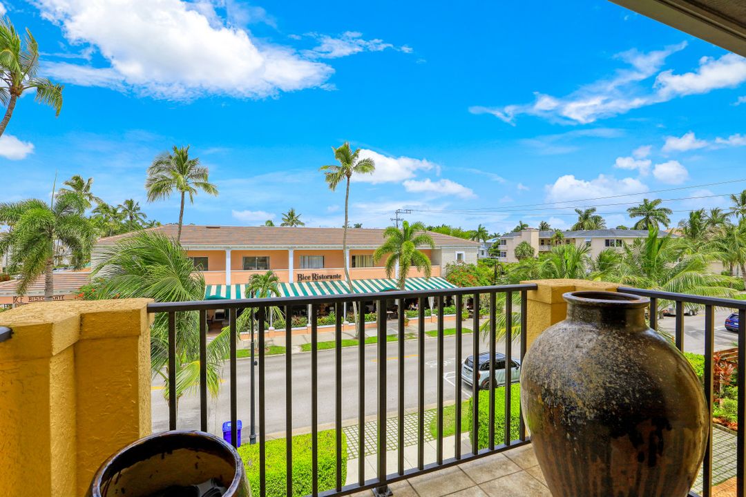 270 5th Ave S #H-2, Naples, FL 34102