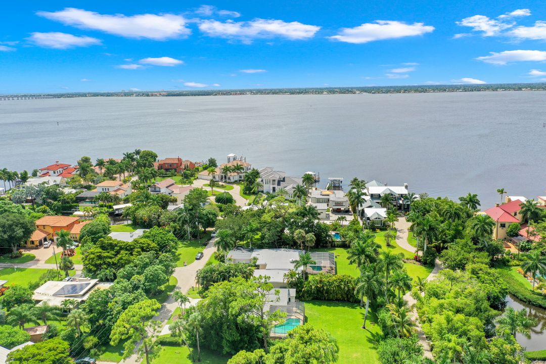 997 Aqua Ln, Fort Myers, FL 33919