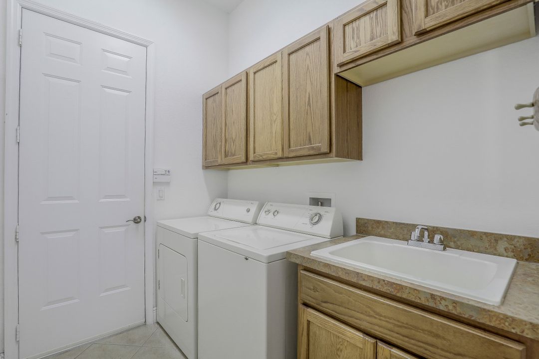 1985 Par Dr, Naples, FL 34120