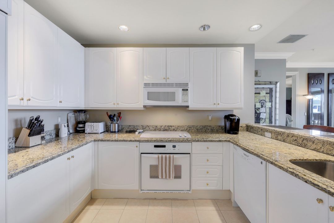 900 5th Ave S #302, Naples, FL 34102