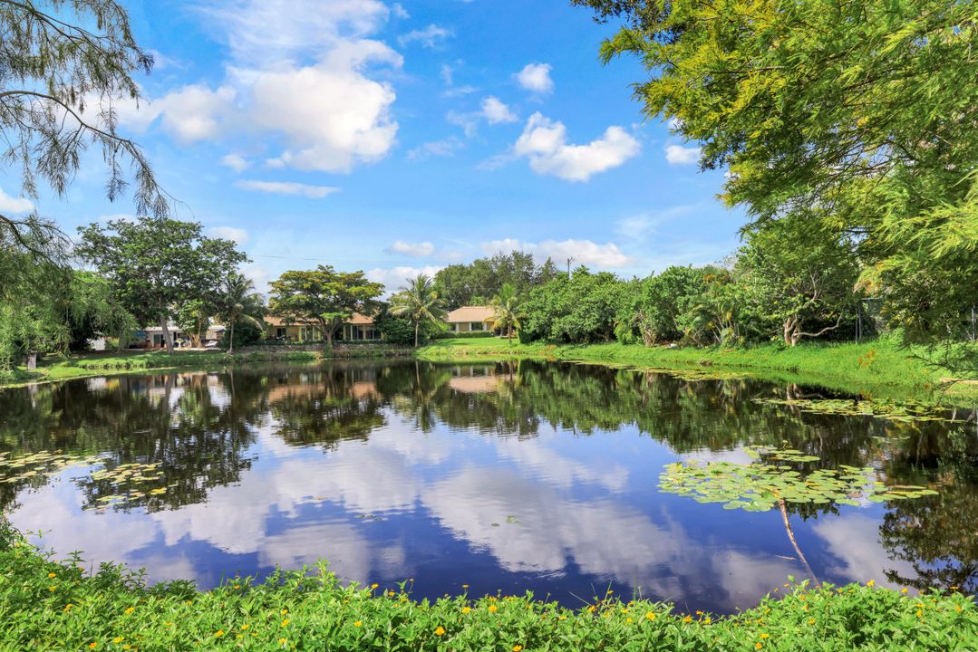 1068 Lake Shore Ct, Naples, FL 34103