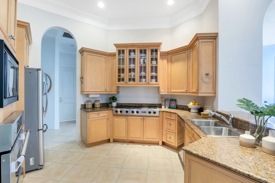 2547 Avila Ln, Naples, FL 34105