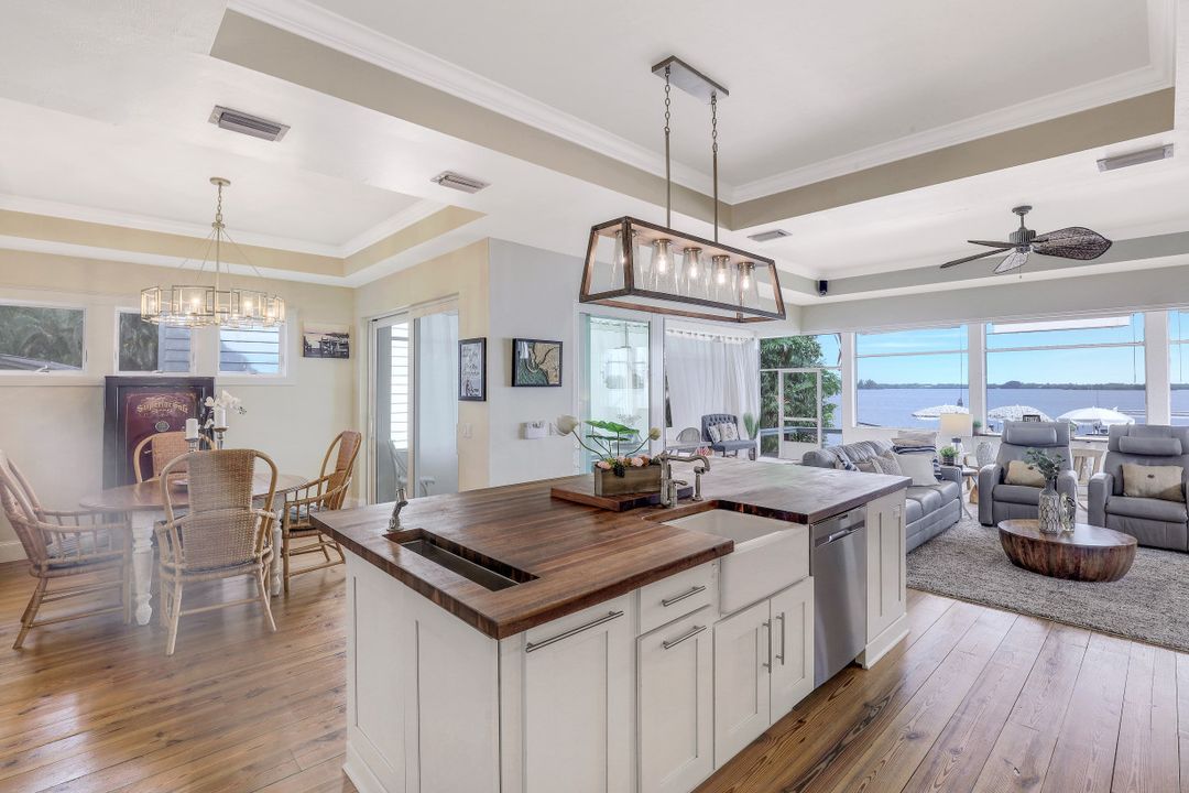 4559 E Riverside Dr, Fort Myers, FL 33905