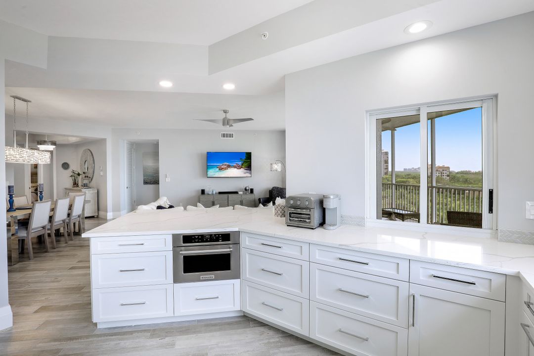 400 Flagship Dr #802, Naples, FL 34108