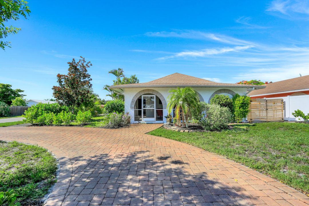 698 99th Ave N, Naples, FL 34108