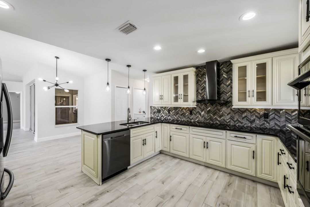 2555 SW 27th St, Cape Coral, FL 33914