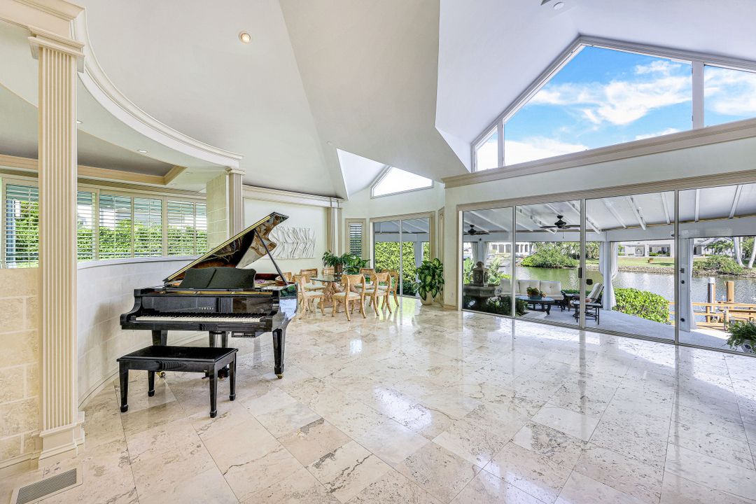 925 Spyglass Ln, Naples, FL 34102