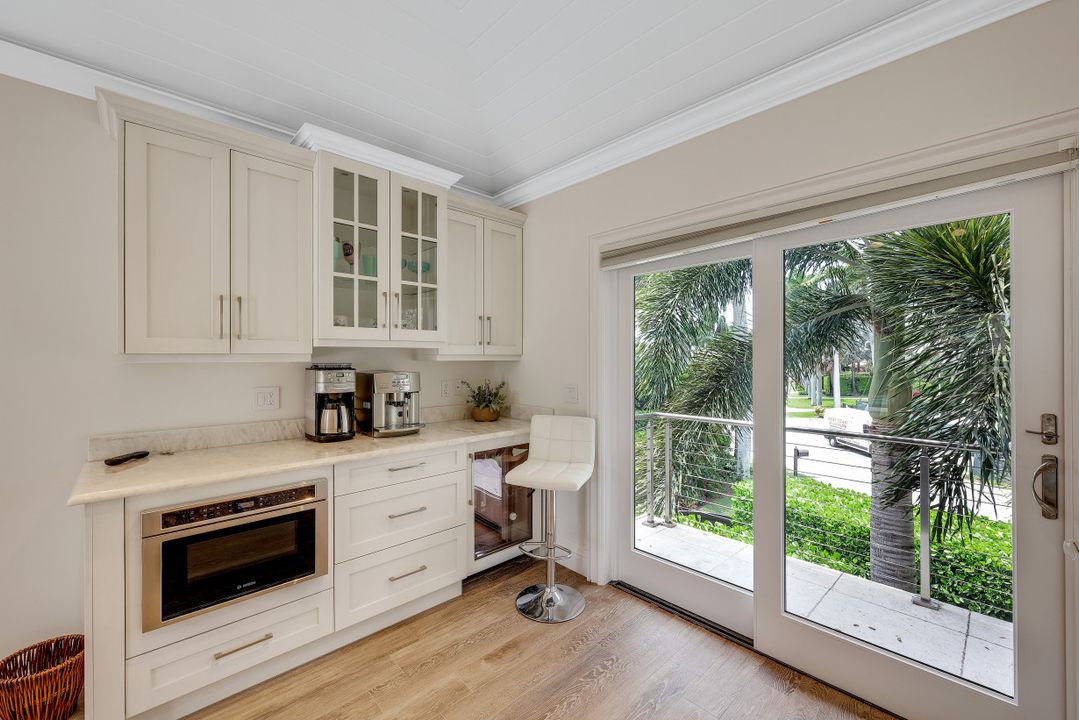 970 Aqua Cir, Naples, FL 34102