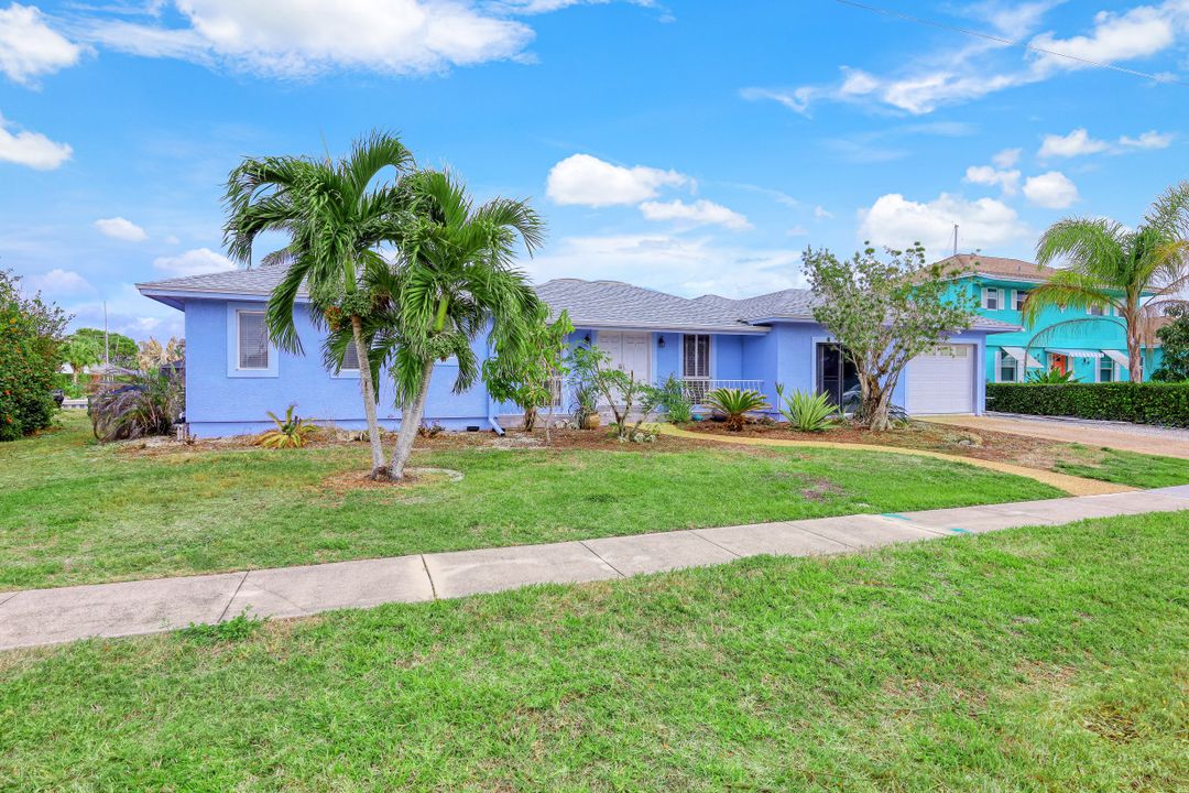 827 Chestnut Ct, Marco Island, FL 34145