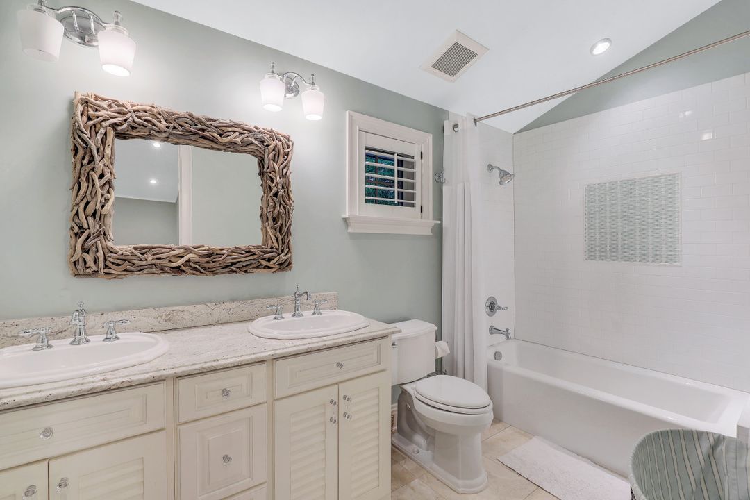 572 7th Ave N, Naples, FL 34102