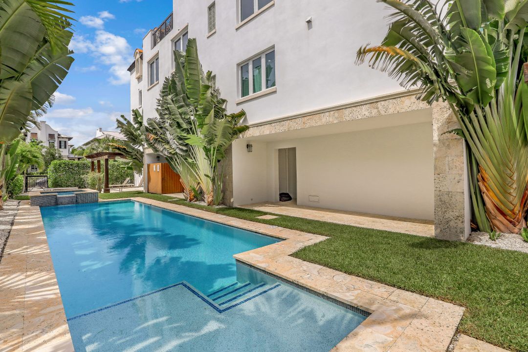 875 9th St S #PH, Naples, FL 34102