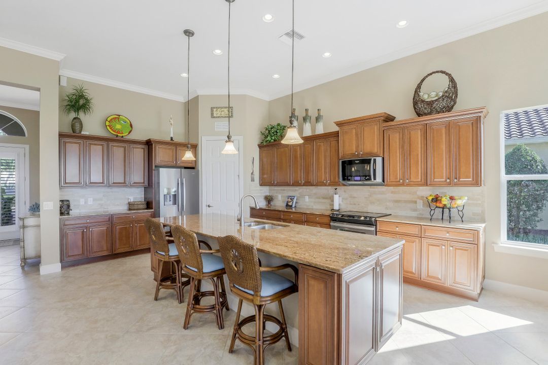 9005 Quarry Dr, Naples, FL 34120