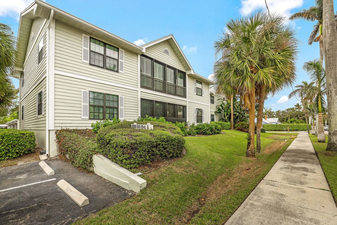 880 8th Ave S #101, Naples, FL 34102