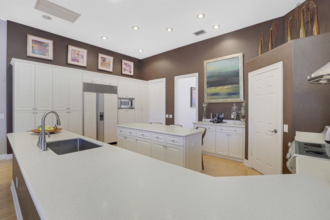 9925 Clear Lake Cir, Naples, FL 34109