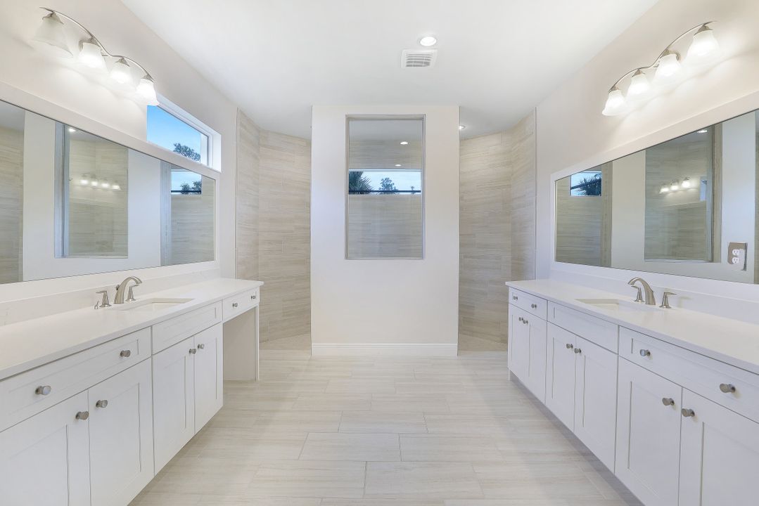 9003 Redonda Dr, Naples, FL 34114