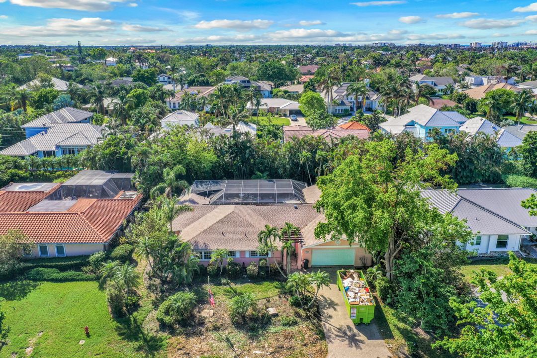 696 Fountainhead Ln, Naples, FL 34103