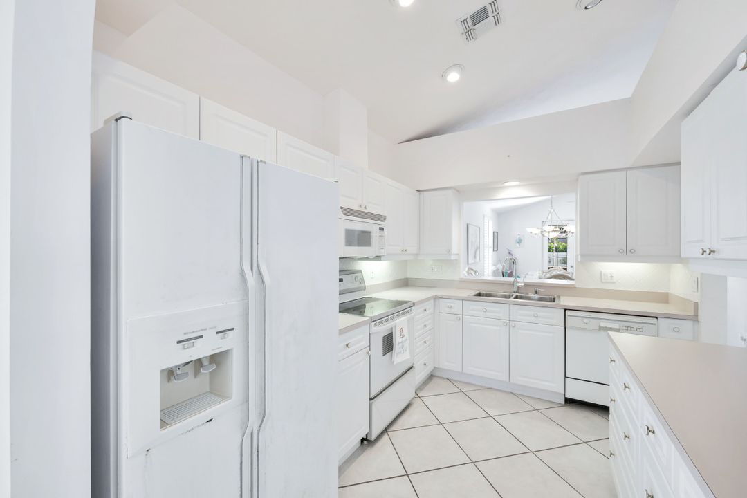 586 93rd Ave N, Naples, FL 34108