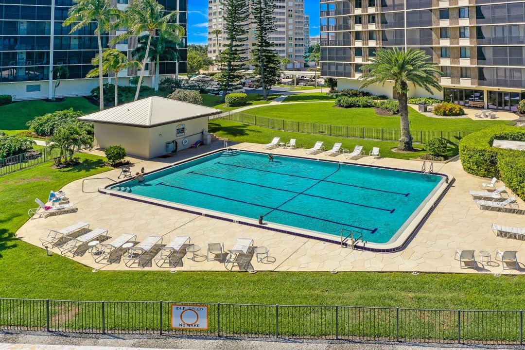 17 Bluebill Ave #305, Naples, FL 34108