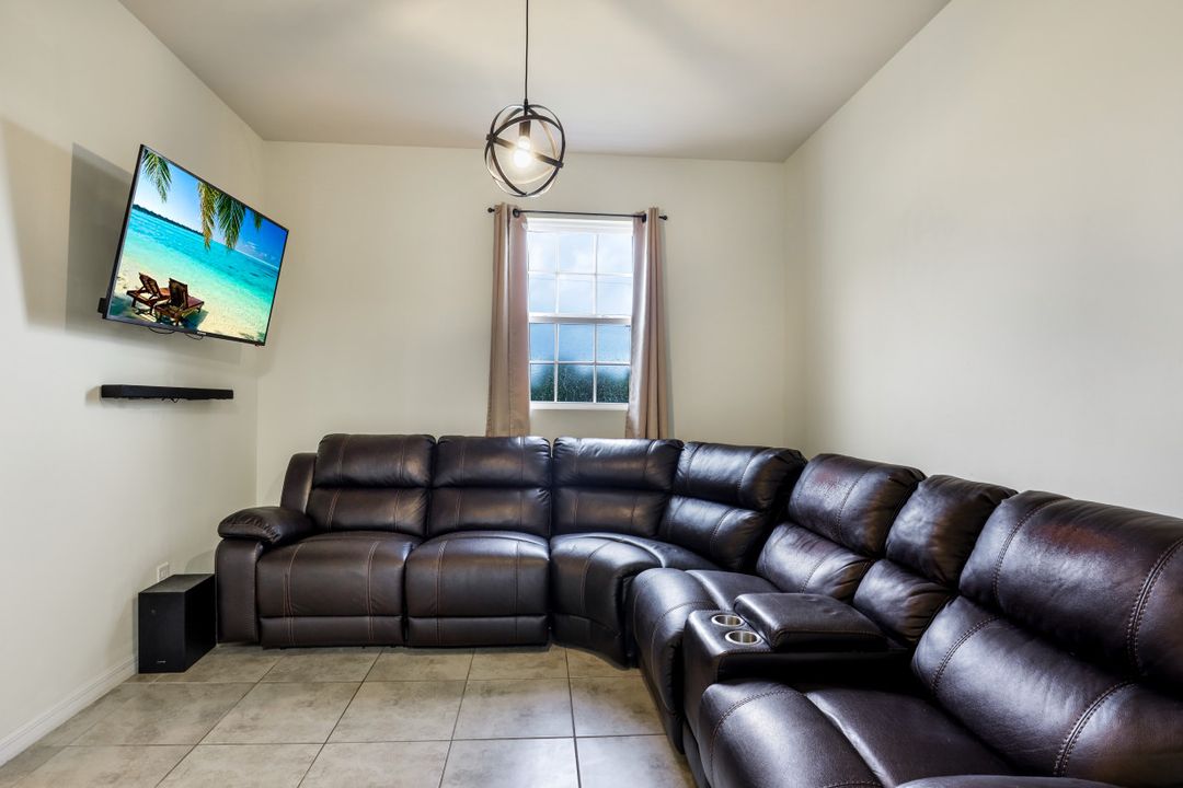 1813 NW 10th St, Cape Coral, FL 33993