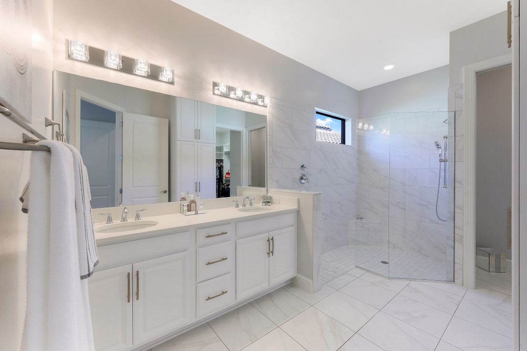 8696 Dilillo Ct, Naples, FL 34119