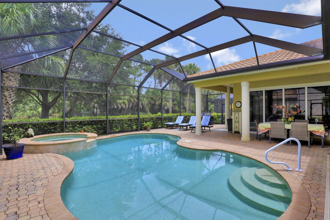 467 Saddlebrook Ln, Naples, FL 34110