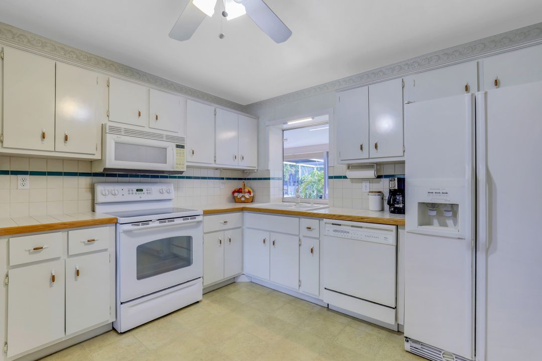 4933 SW 11th Ct, Cape Coral, FL 33914