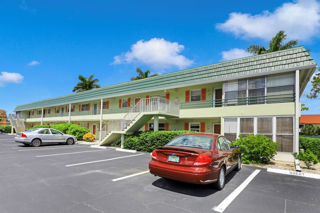 300 Valley Stream Dr #6A, Naples, FL 34113