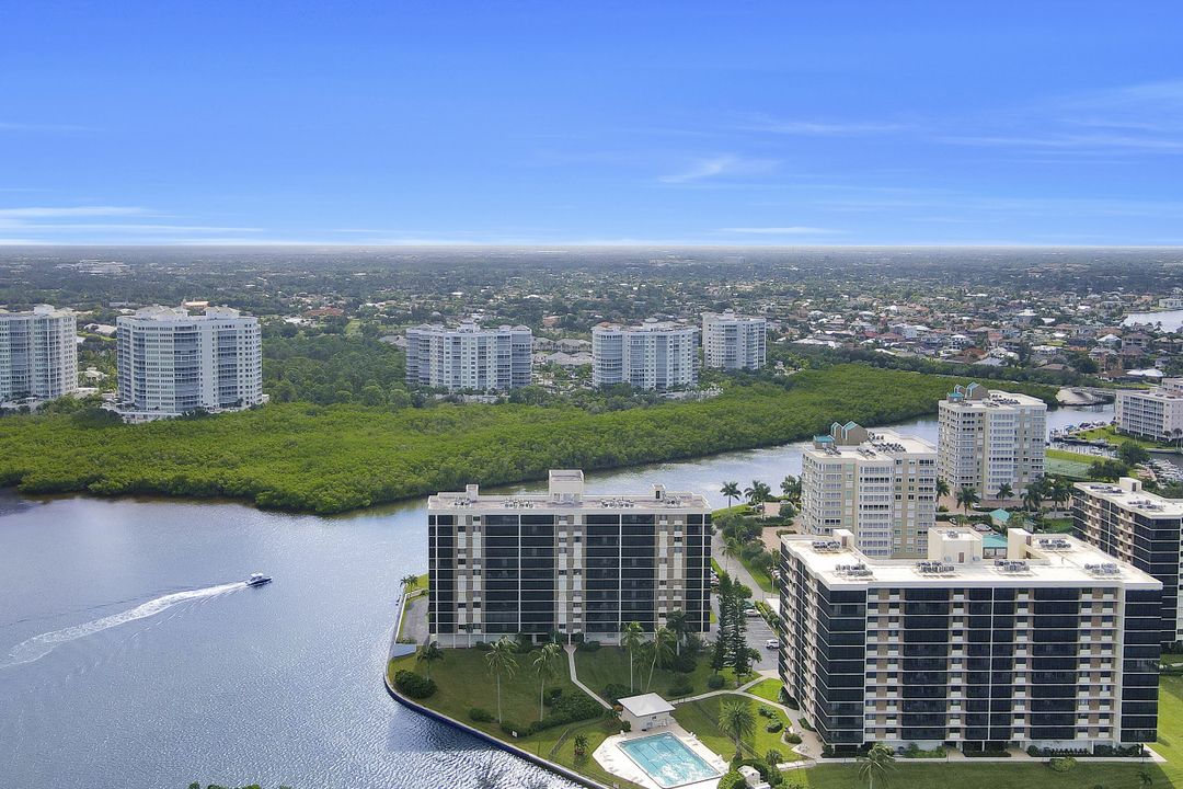 17 Bluebill Ave #104, Naples, FL 34108