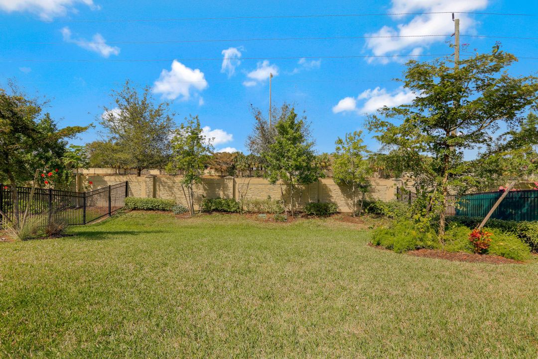 16387 Barclay Ct, Naples, FL 34110