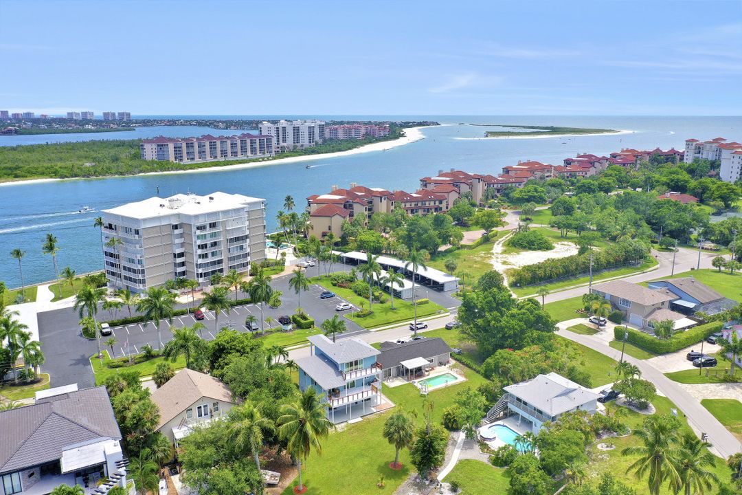 39 W Pelican St, Naples, FL 34113