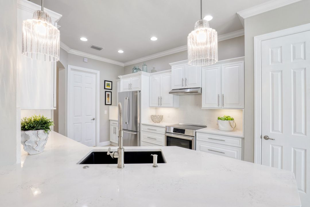 9423 Quarry Dr, Naples, FL 34120