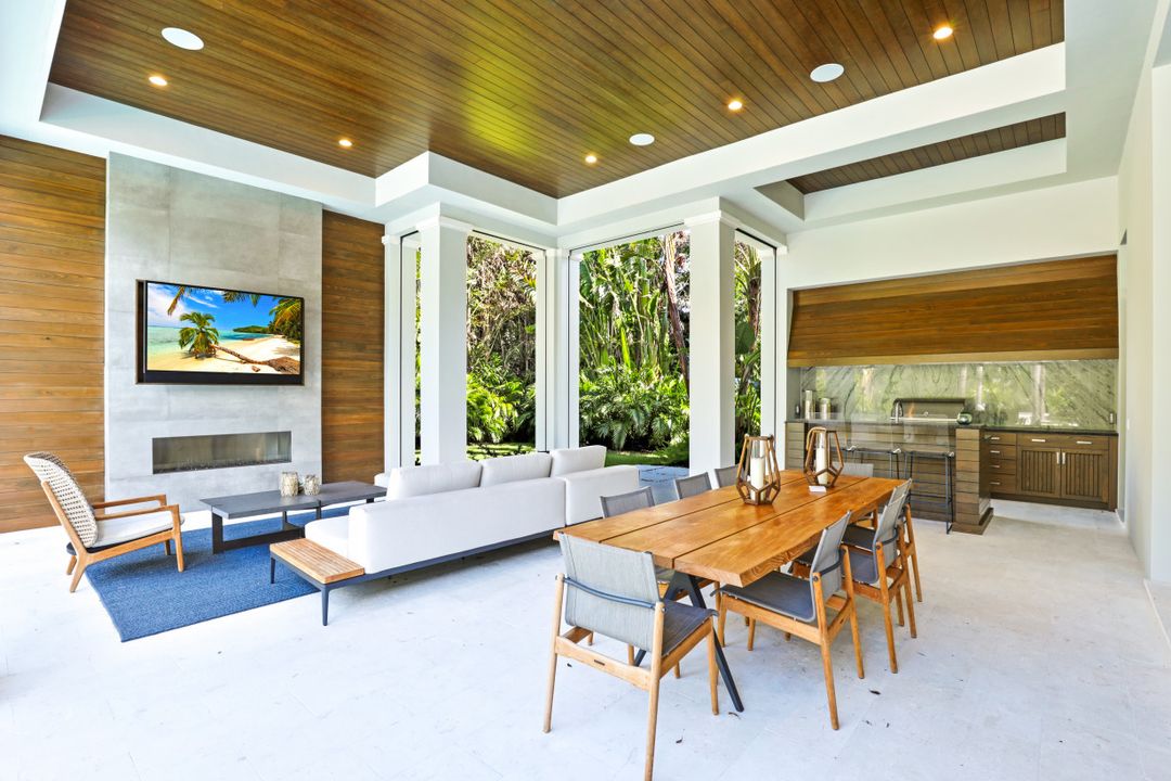 810 Bentwood Dr, Naples, FL 34108