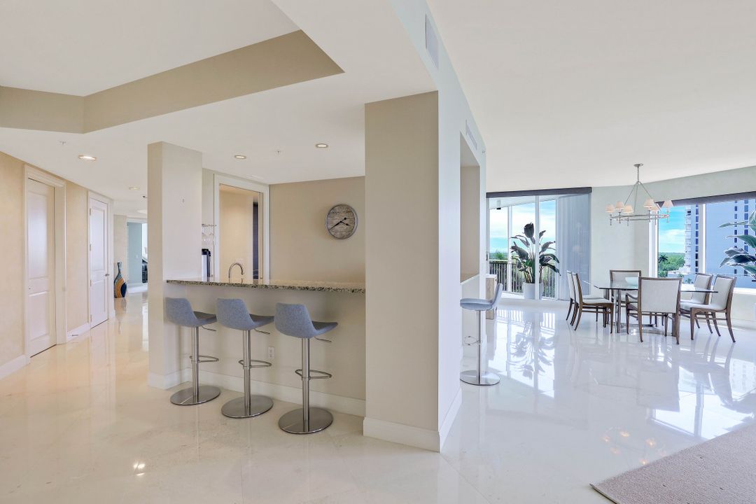 13675 Vanderbilt Dr #610, Naples, FL 34110