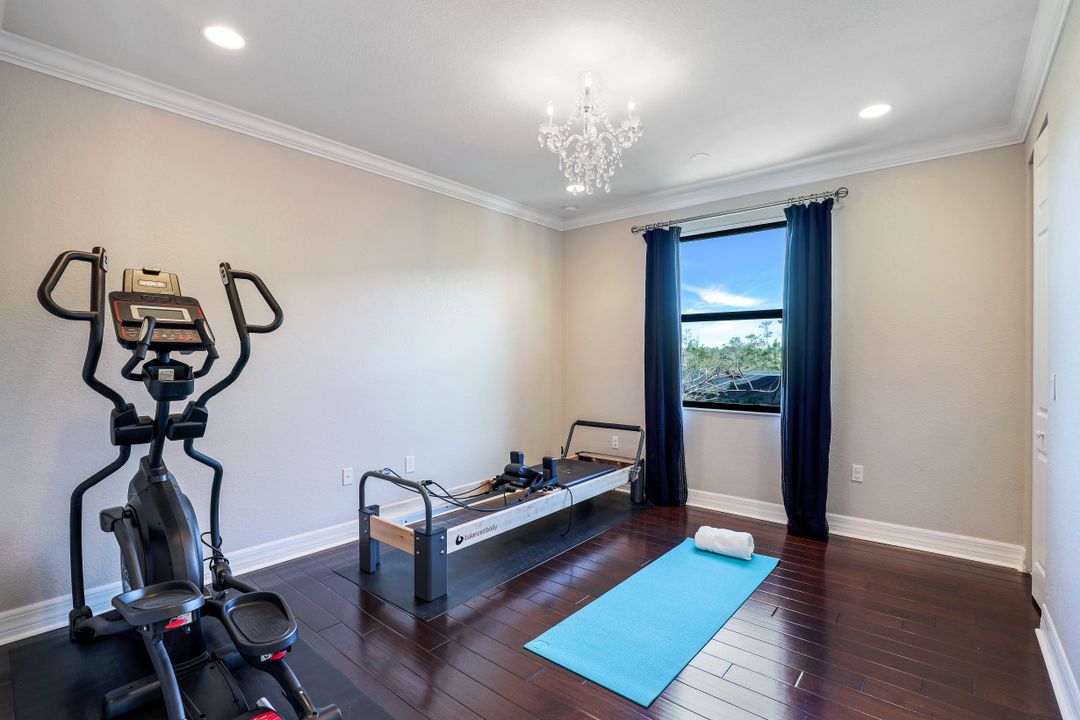 2827 Thunder Bay Circle, Naples, FL 34119