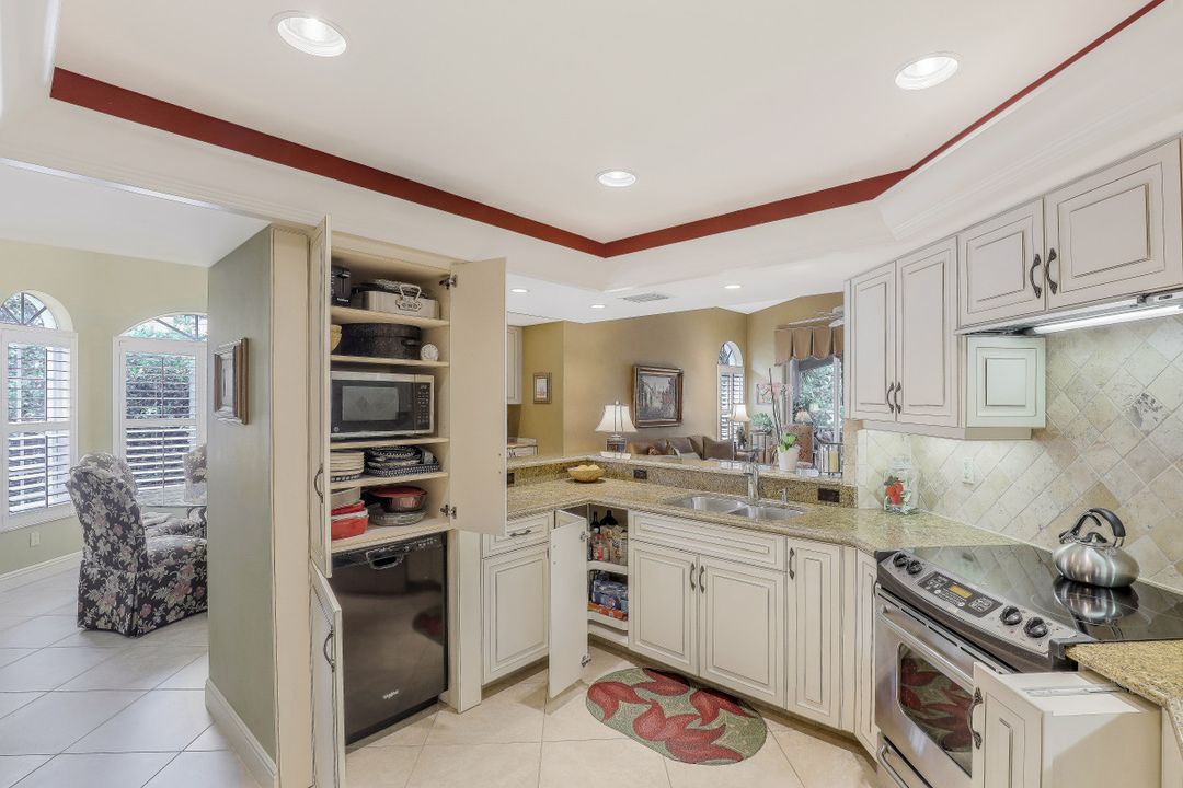 8453 Abbington Cir #821, Naples, FL 34108