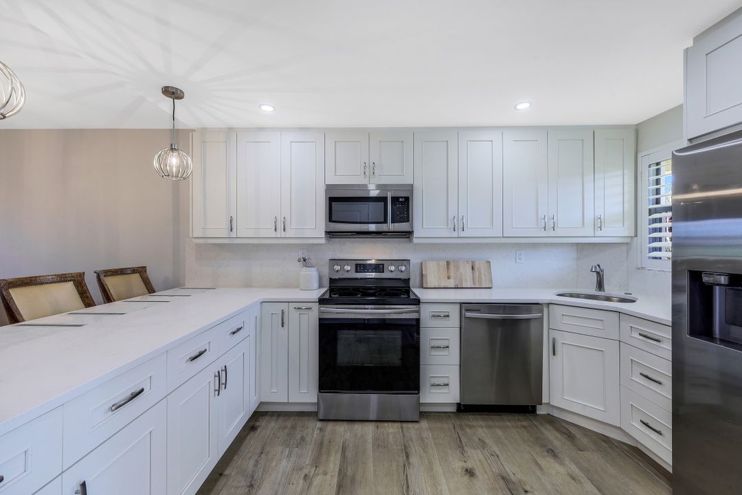 21 High Point Cir E #108, Naples, FL 34103